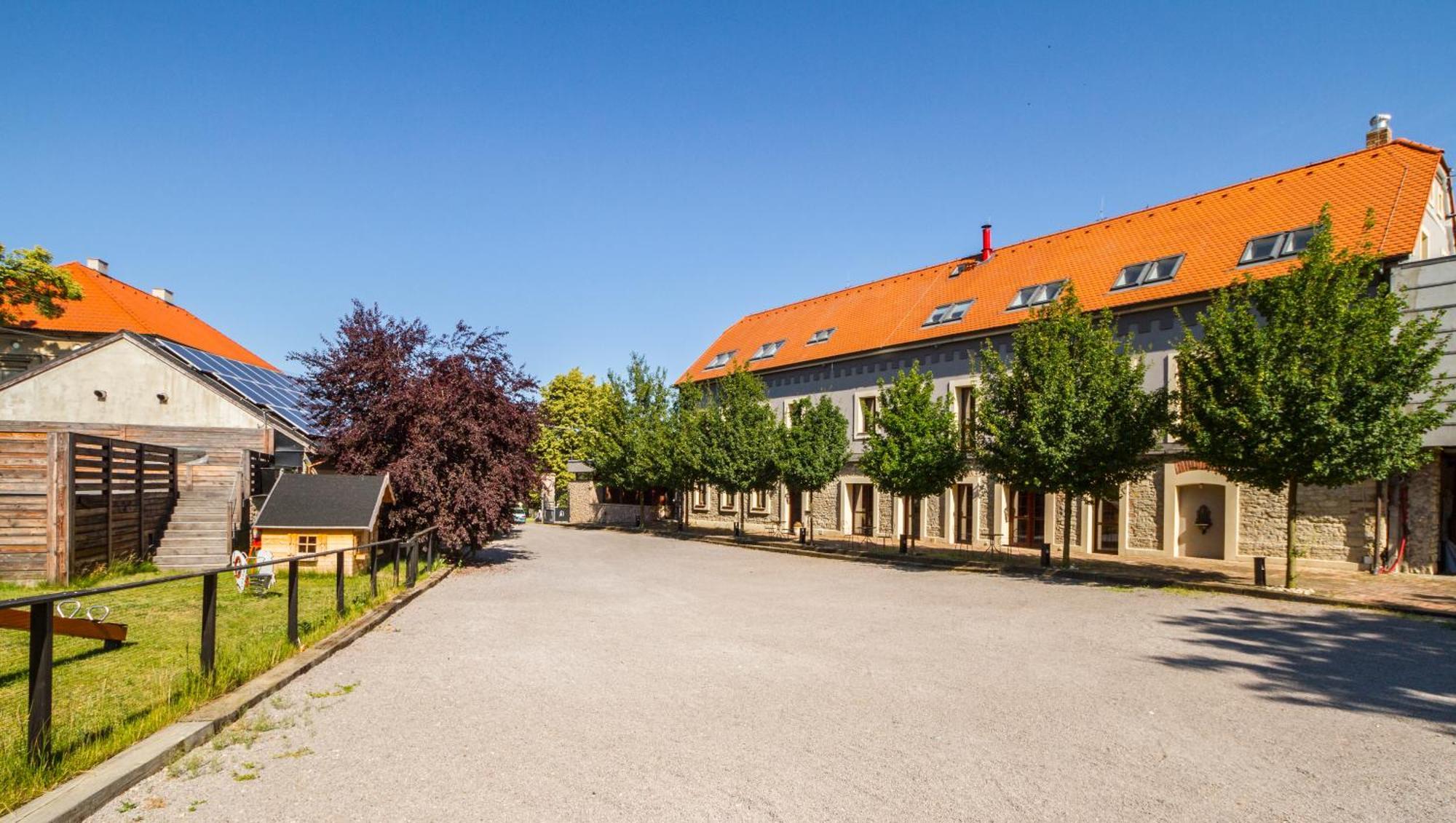 Chateau Nightingales Hostoun Экстерьер фото